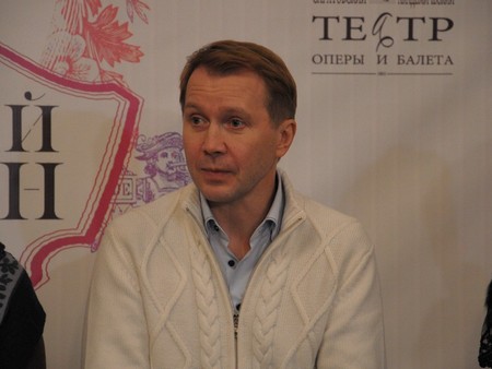 Знак почетного гражданина Саратовской области Евгений Миронов может носить на банном халате