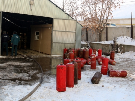 МЧС: Пожарные предотвратили взрыв на складе в Заводском районе