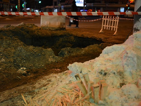 Коммунальщики выкопали на Московской большую яму и приготовили чопики