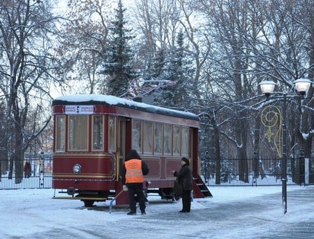 На Волжской установили памятник саратовскому трамваю. Фото