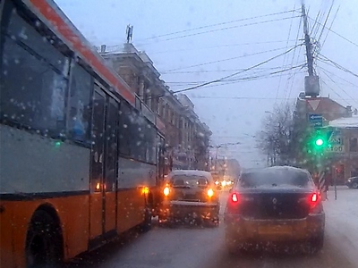 На дороге в центре Саратова из-за столкновения автобуса и иномарки возникли заторы