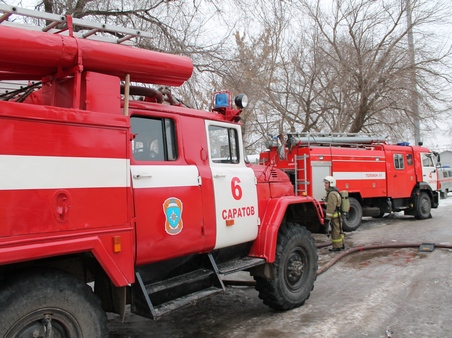 На тушение частного дома в Саратове выезжали 28 пожарных