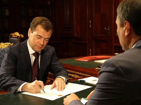 Медведев на встрече с Володиным продавил смягчение контроля над правительством