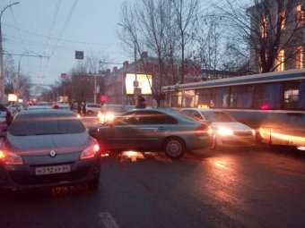 ДТП с автобусом спровоцировало затор на Московской. Фото