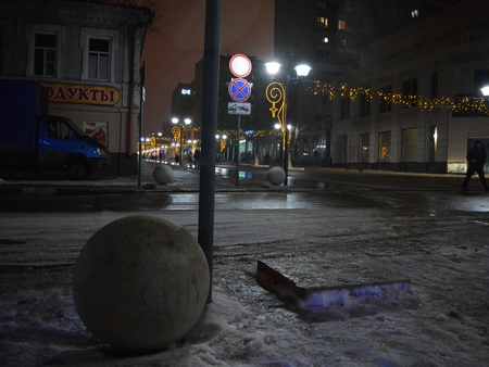 На Волжской укатился очередной бетонный шар. Фото