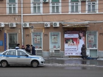 На тротуаре у правительства Саратовской области лежит труп