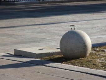 В Саратове с пешеходной Волжской демонтируют «убегающие» бетонные шары