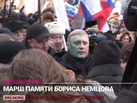Михаила Касьянова облили зеленкой на марше Немцова