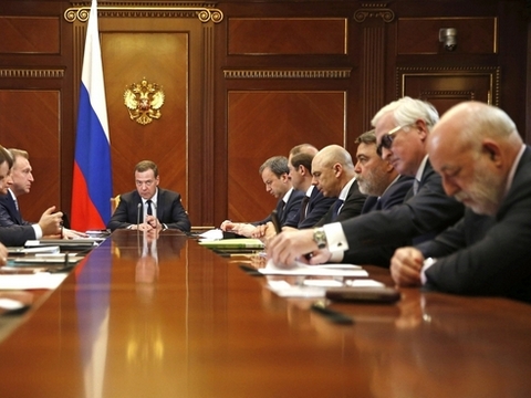 СМИ Вексельберг рассказал Медведеву о последствиях антироссийских санкций