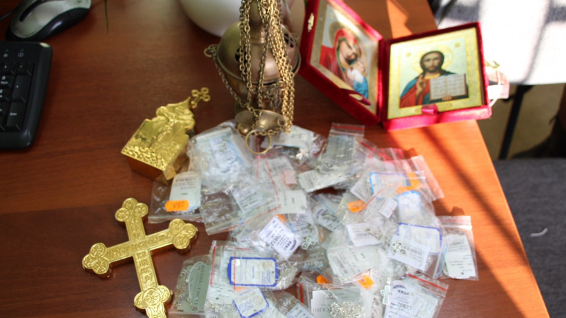 В Балакове пьяный мужчина украл из церкви иконы и драгоценности на 50 тысяч рублей