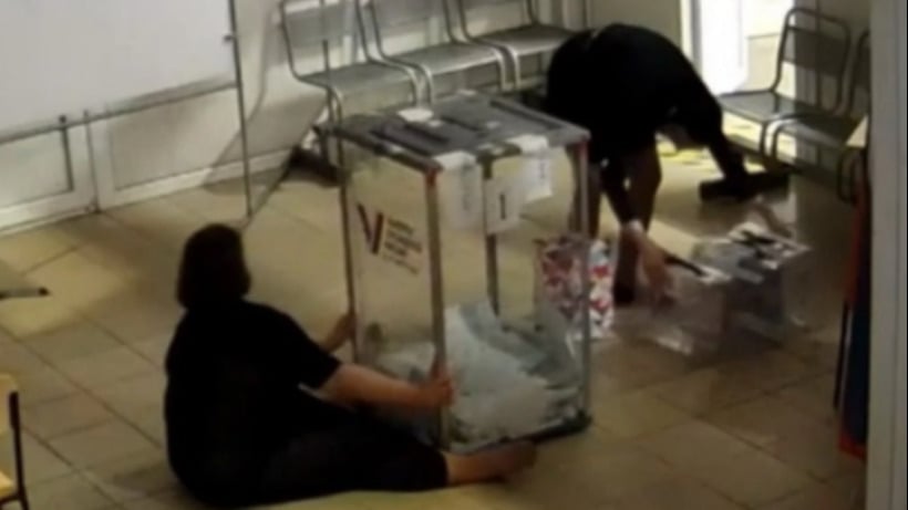 Петербургский избирком проверит видео, на котором женщины вбрасывают бюллетени в урну и трясут её