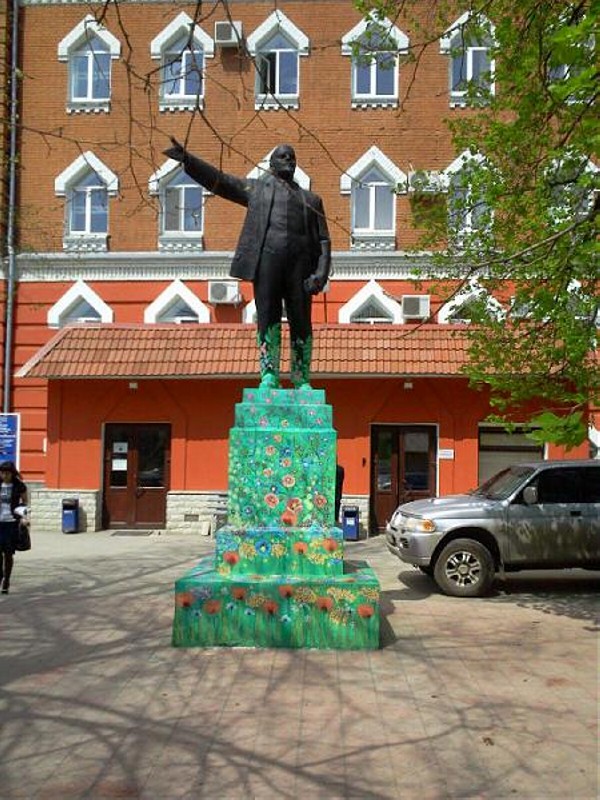 Памятник Ленину на перчаточной фабрике