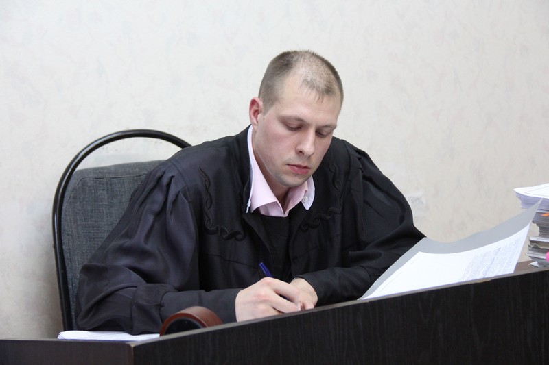 судья