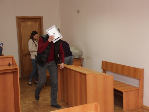 Сулейман Читаев закрывает лицо в суде