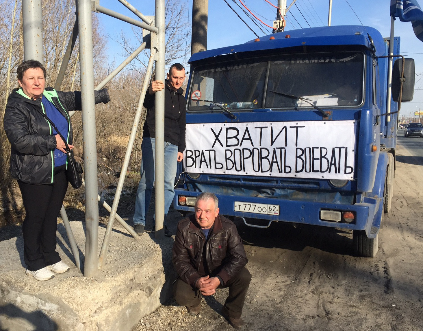 Алексей Борисов и Виктор Субботин стоят в одиночном пикете на окраине Рязани у светофора. Их экономический протест уже перешел в политический