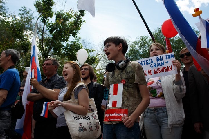 Наклейки Навального на участниках