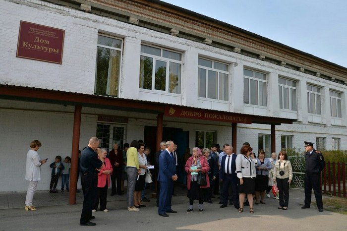 Валерий Радаев у ДК, в котором расположен избирательный участок. Фото saratov.gov.ru