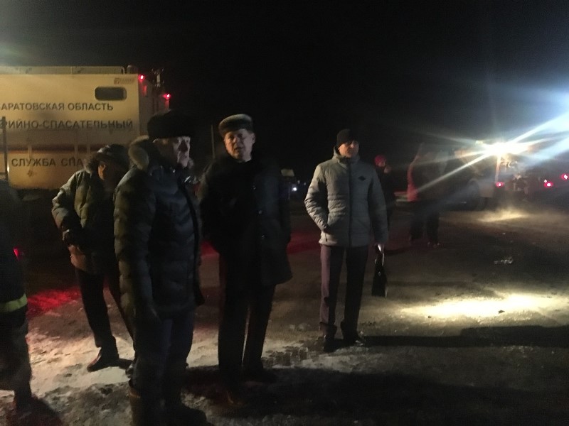 Радаев и Стрелюхи на месте разлива нефти в Энгельсском районе