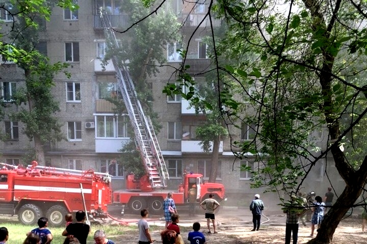 Эвакуация жильцов дома №5 по улице Заречной. Источник – «ВКонтакте»: «Саратов онлайн»
