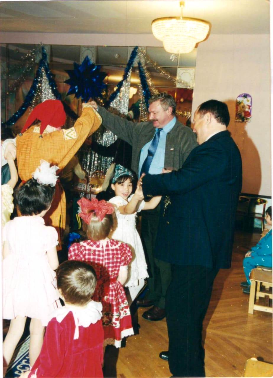 Дмитрий Аяцков (крайний справа) на елке в детском доме №2 (здесь и далее – фото из личного архива собеседников)