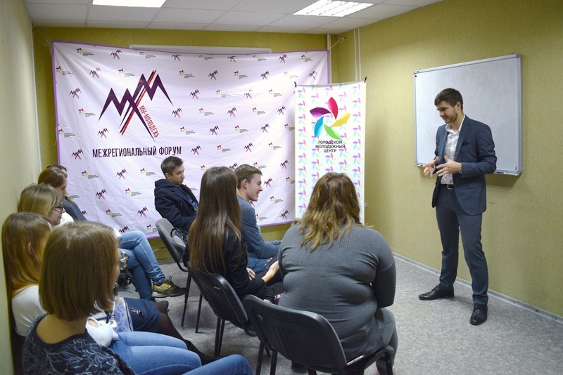 Артем Петров рассказывает о продвижении собственного бренда в соцсетях. Фото – Городской молодежный центр