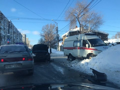 Скорая въехала в «сугроб безопасности». Фото – социальные сети