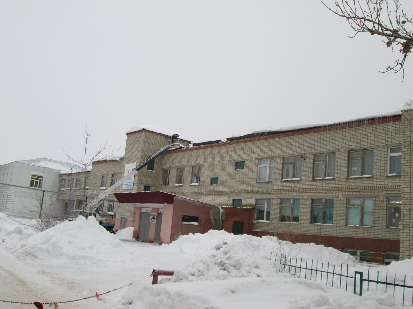 Крыши школ падают под тяжестью снега
