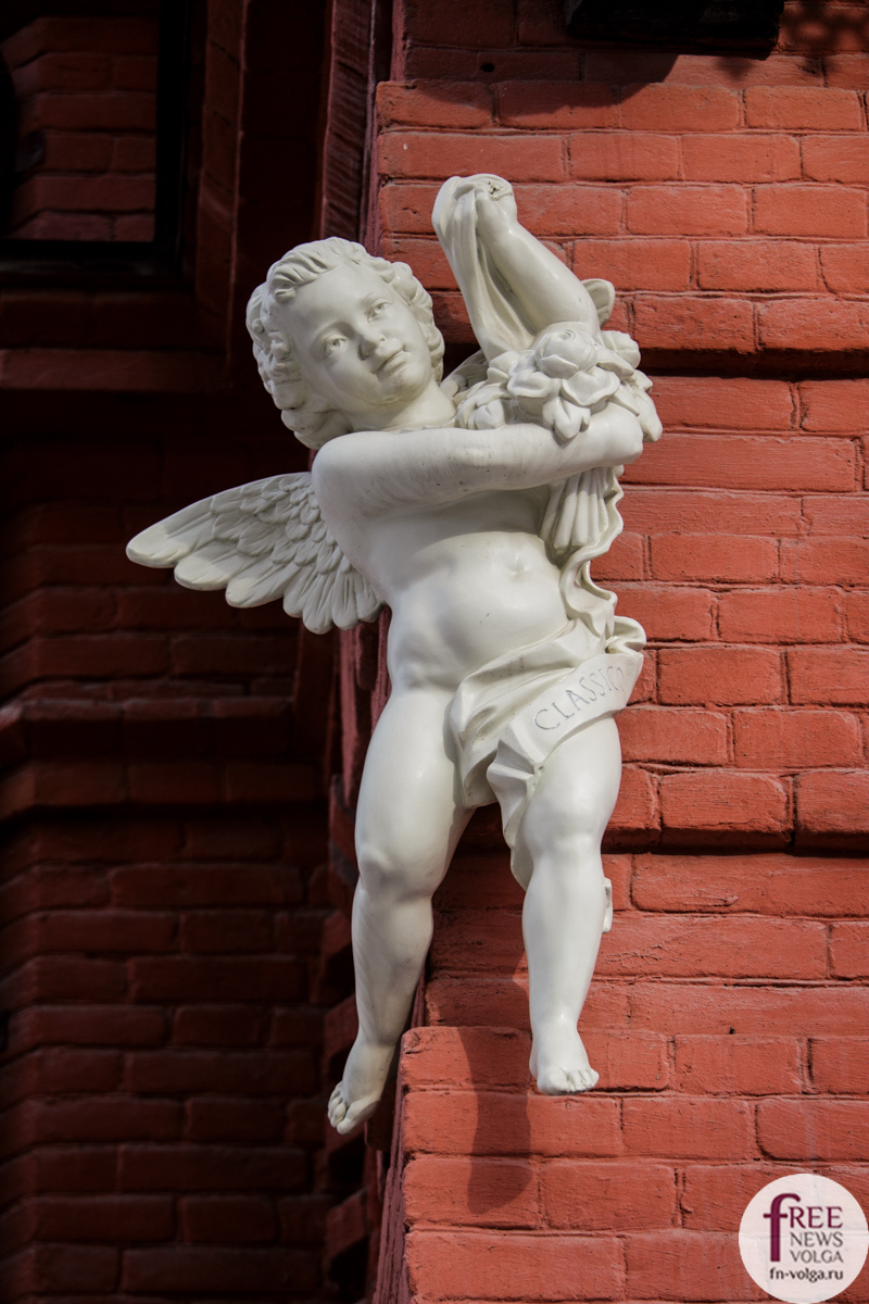 Ангел на фасаде особняка Шмидта