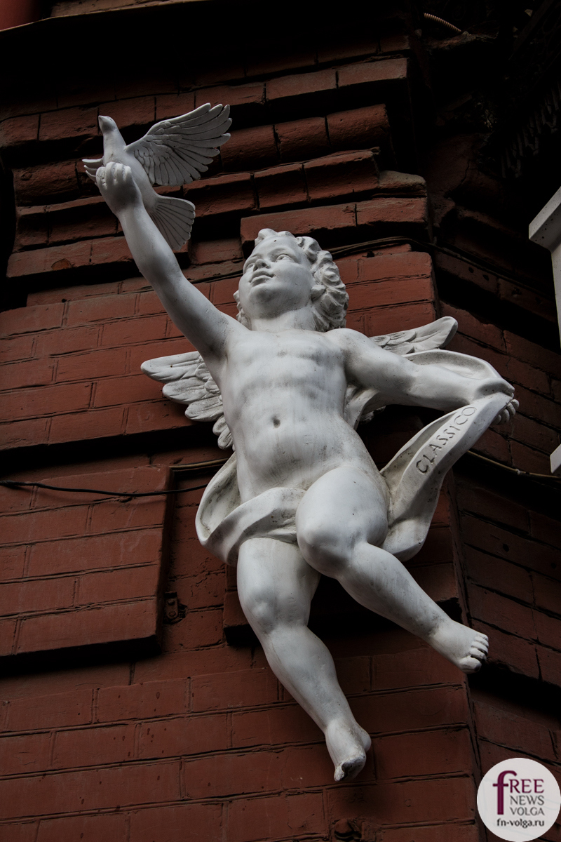 Ангел на фасаде ресторана «Москва»