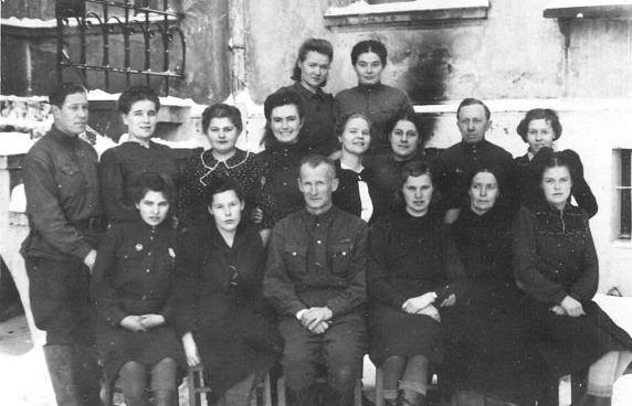 Эвакогоспиталь №1890. Восточная Пруссия. Справа внизу: медицинские сестры Самсонова Ольга Трофимовна и Бобылева Галина Васильевна - мать и дочь. До Победы еще три с половиной месяца
