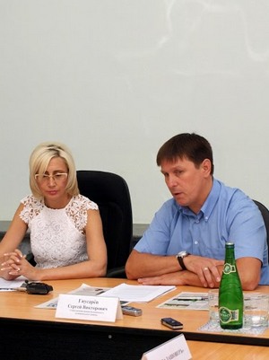 Глава района Елена Щербакова и глава администрации района Сергей Гнусарев отвечают на вопросы
