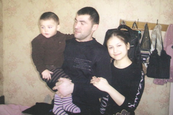 Хусейн Ачаев с сыном Русланом и сестрой Иман
