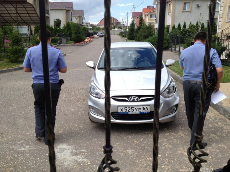 Полицейские возле дома Алексея Лукьянова