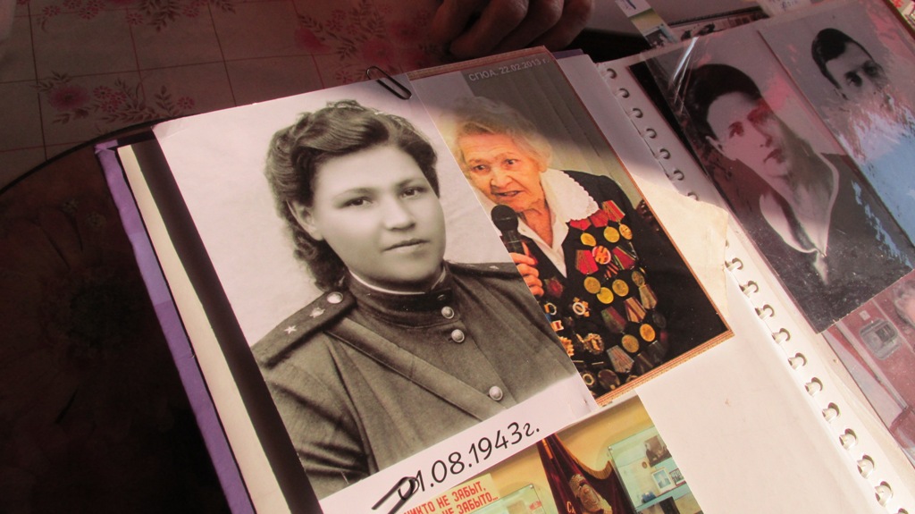 Вера Ивановна показала партийцу свой фотоальбом