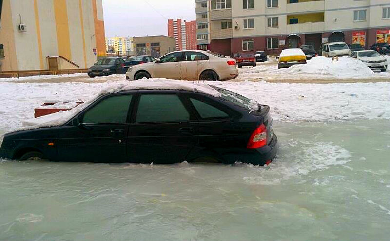 В Саратове автомобиль вмерз в лед