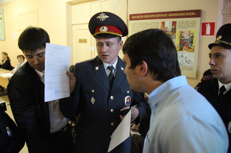 Капитан полиции Сергей Захаров грозит коммунисту статьей 19.3 КОоАП РФ.
