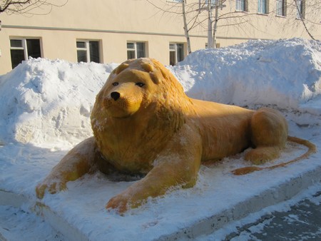Лев из снега