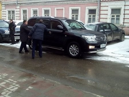 Валерий Сараев садится в джип
