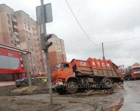 Провалился в яму