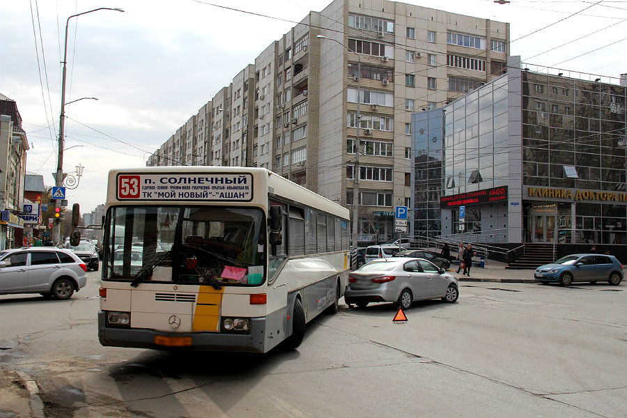Автобус перекрыл движение.