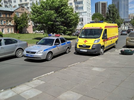 Скорая и полиция на месте аварии