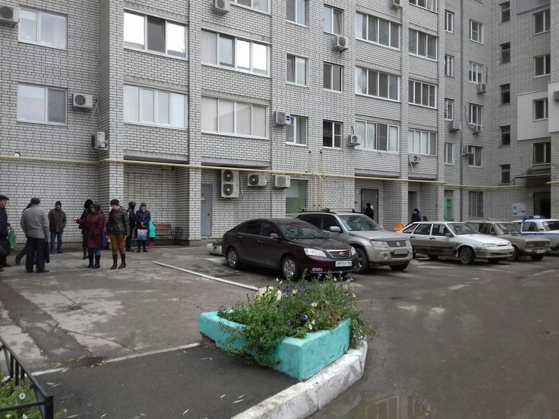 Эвакуация жильцов дома на улице Орджоникидзе.