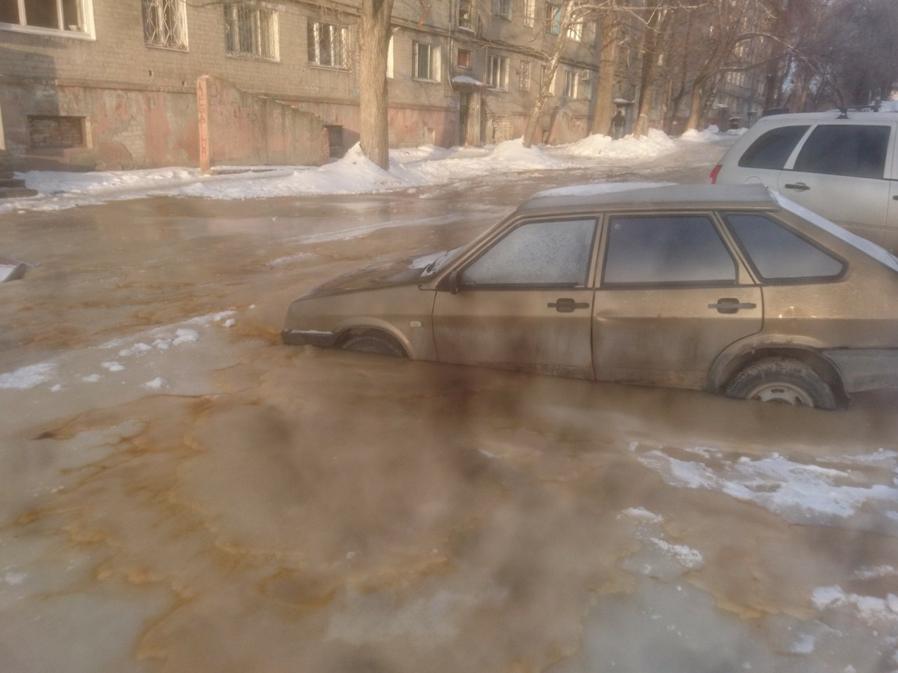 Вмерзшая в лед ВАЗ-2109.