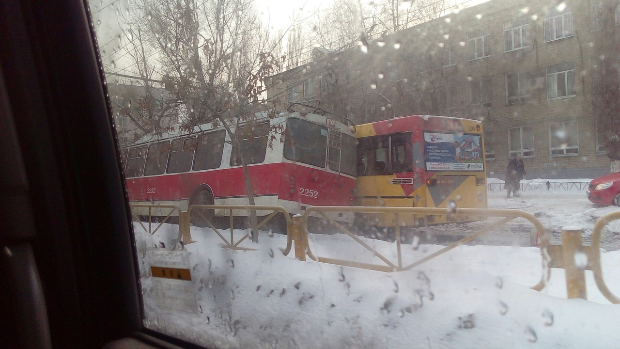 троллейбус попал в ДТП на проспекте Строителей.jpg