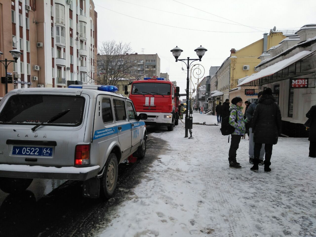 Экстренные службы у кафе на Волжской