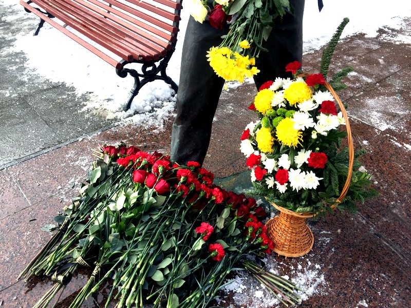Цветы у памятника Олегу Табакову