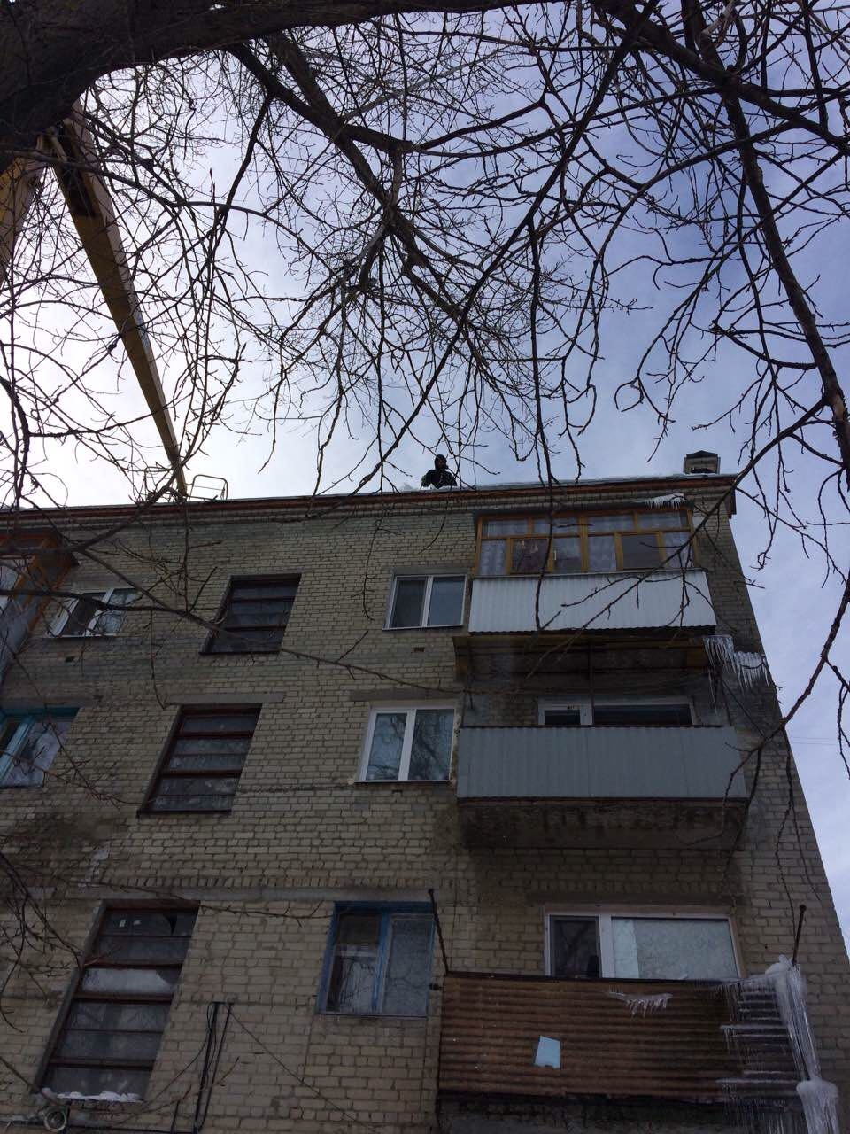 Расчистка от наледи дома на улице Хомяковой