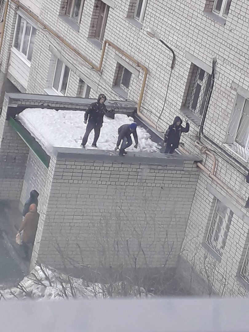 Подростки на козырьке подъезда.jpg