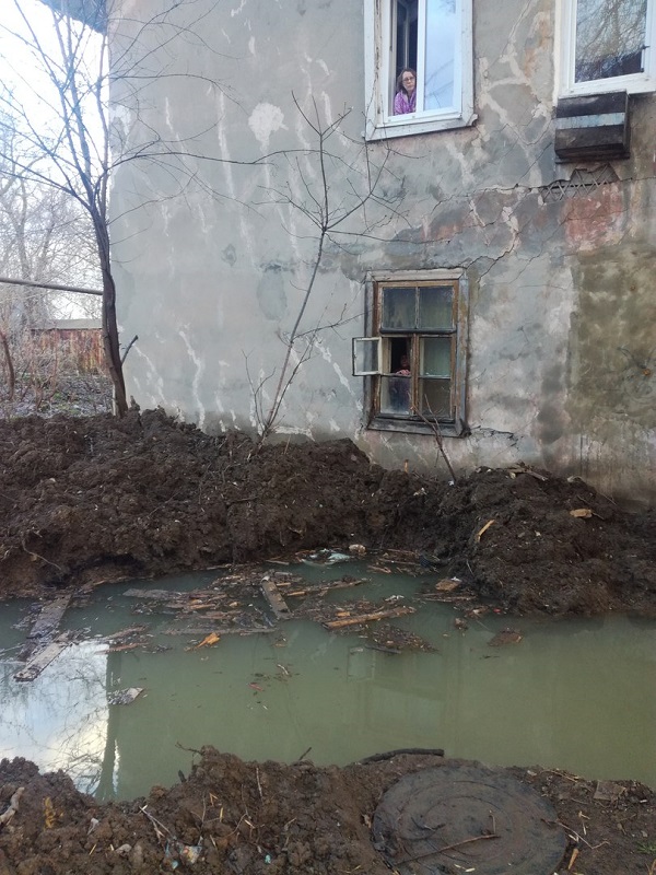 яма рядом с домом в Елшанке.jpg