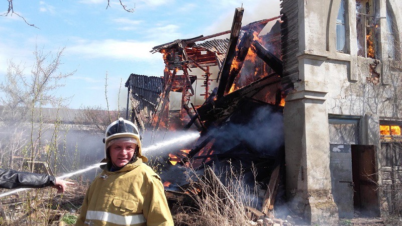 пожарные и спасатели вместе ликвидировали пожар в Пугачеве.jpg
